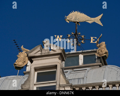 Aspekt der alten Billinsgate renoviert Fischmarkt Aufbau durch die Themse in London, Großbritannien Stockfoto