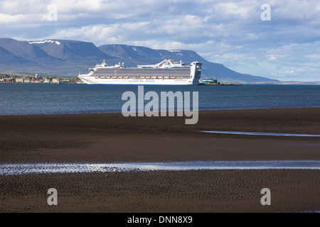 Caribbean Princess Kreuzfahrtschiff vor Anker neben in Akureryi Island Stockfoto