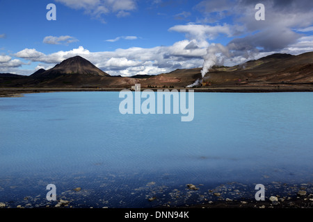 Bläulichen Teich und Bjarnarflag Geothermie-Kraftwerk in der Nähe von Namafjall im Bereich Myvatn Reykjahlid Island Stockfoto