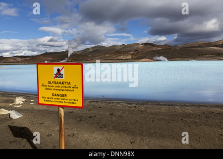 Island Baden strengstens verboten am Rand der Lagune gegenüber Bjarnarflag Geothermiekraftwerk Island anmelden Stockfoto