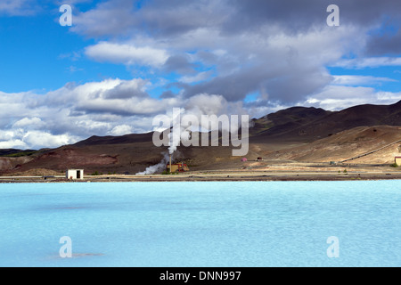 Bläulichen Teich und Bjarnarflag Geothermie-Kraftwerk in der Nähe von Namafjall im Bereich Myvatn Reykjahlid Island Stockfoto