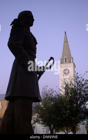 Silhouette einer Skulptur von Ignacio Zaragoza und die Glocke Turm von San Agustin Cathedral in Laredo, Texas, Vereinigte Staaten Stockfoto