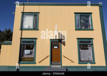 Kleine bunte Wellblech bekleideten Haus in Isafjördur Westfjords Island Stockfoto