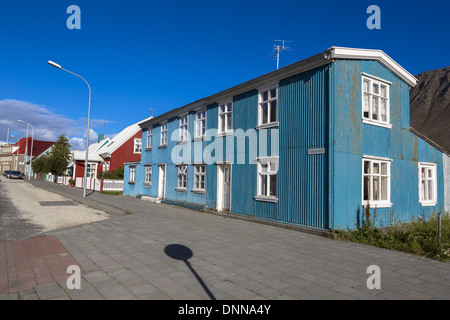 Kleine bunte Wellblech verkleidete Häuser in Isafjördur Westfjords Island Stockfoto