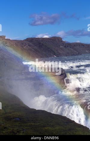 Regenbogen und Spray über Wasserfall Gullfoss (Bedeutung the'Golden Wasserfälle) Islands Stockfoto