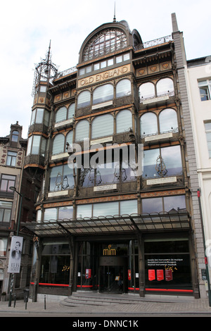 Die Jugendstil-Stil-Fassade des ehemaligen Kaufhauses Old England in Brüssel, Belgien. Stockfoto