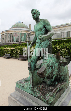 Eine Bronzestatue in der königliche Botanische Garten von Brüssel, Belgien. Stockfoto