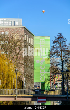 Stuttgarter Hofbräu Heißluft-Ballon schwebt über Experimenta Science Center Heilbronn-Franken, Heilbronn Deutschland Stockfoto