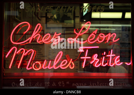 Die Fenster des Restaurants Chez Leon in Brüssel, Belgien. Stockfoto