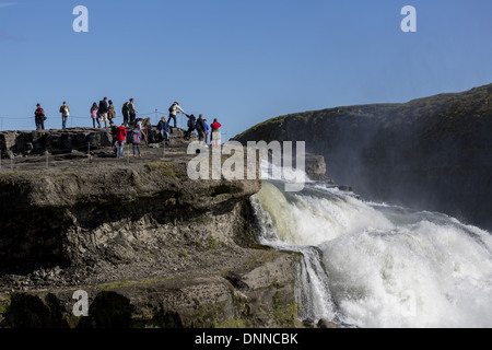 Touristen, die mit Blick auf massiven Wasserfall Gullfoss (Bedeutung the'Golden Wasserfälle) Island Stockfoto