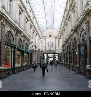 Die Einkaufsgalerie Galeries Royales Saint-Hubert (Koninklijke Sint-Hubertusgalerijen) in Brüssel, Belgien. Stockfoto