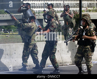 Mitglieder der Nationalgarde berechnen Demonstranten in Caracas, Venezuela, 19. November 2002. Stockfoto