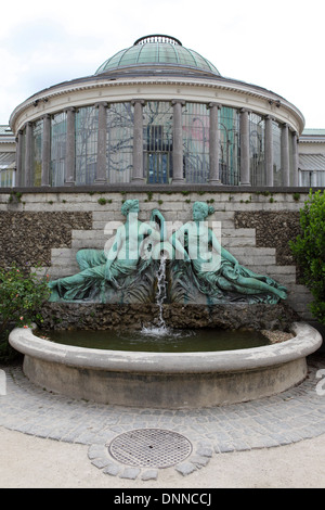 Bronze-Statuen vor der großen Orangerie in den königlichen botanischen Garten Brüssel, Belgien. Stockfoto