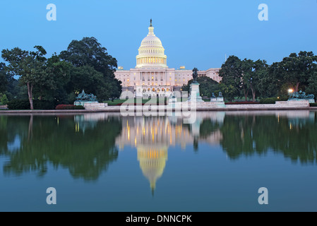 Rückseite des United States Capitol Gebäude und Widerspiegelnder Teich Stockfoto