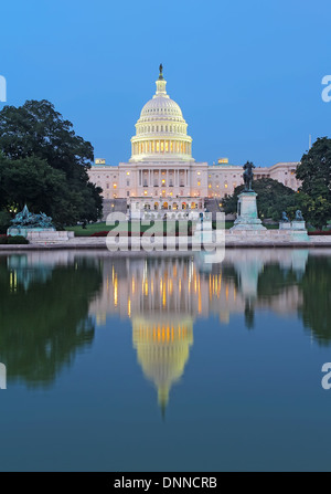 Rückseite des United States Capitol Gebäude und Widerspiegelnder Teich vertikale Stockfoto