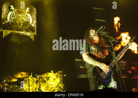 Tinley Park, Illinois, USA. 21. Juli 2012. Sänger TOM ARAYA von Slayer führt bei Mayhem Festival 2012 in Tinley Park, Illinois © Daniel DeSlover/ZUMAPRESS.com/Alamy Live-Nachrichten Stockfoto