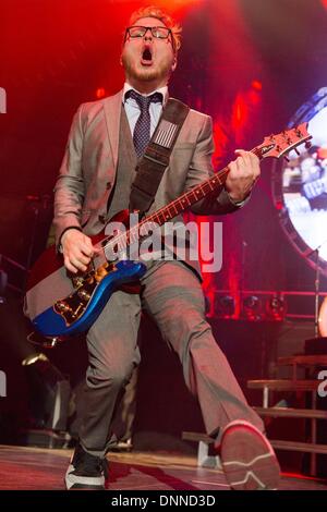 Madison, Wisconsin, USA. 2. Februar 2013. Gitarrist ZACH MYERS von Shinedown Höchstleistungen Alliant Energy Center in Madison, Wisconsin © Daniel DeSlover/ZUMAPRESS.com/Alamy Live-Nachrichten Stockfoto