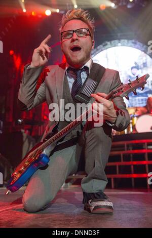 Madison, Wisconsin, USA. 2. Februar 2013. Gitarrist ZACH MYERS von Shinedown Höchstleistungen Alliant Energy Center in Madison, Wisconsin © Daniel DeSlover/ZUMAPRESS.com/Alamy Live-Nachrichten Stockfoto