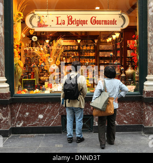 Touristen sieht in einem belgischen Gourmet-Shop in das Einkaufszentrum Galeries Royales Saint-Hubert in Brüssel, Belgien. Stockfoto