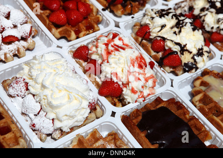 Belgische Waffeln (Gaufre de Bruxelles) serviert mit Sahne, frische Erdbeeren und Schokoladensauce in Brüssel, Belgien. Stockfoto