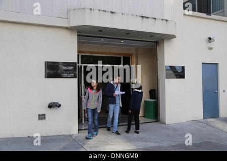 San Francisco, USA. 2. Januar 2014. Die Menschen gehen aus dem chinesischen Generalkonsulat in San Francisco, USA, im 2. Januar 2014. Das Außenministerium sagte der Vereinigten Staaten "berichtet, dass das chinesische Generalkonsulat in San Francisco bei einem Brandanschlag beschädigt war sehr besorgt über ist", am Donnerstag. Bildnachweis: Liu Yilin/Xinhua/Alamy Live-Nachrichten Stockfoto