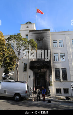 San Francisco, USA. 2. Januar 2014. Journalisten stehen durch das vordere Tor des chinesischen Generalkonsulats in San Francisco, USA, 2. Januar 2014. Das Außenministerium sagte der Vereinigten Staaten "berichtet, dass das chinesische Generalkonsulat in San Francisco bei einem Brandanschlag beschädigt war sehr besorgt über ist", am Donnerstag. Bildnachweis: Liu Yilin/Xinhua/Alamy Live-Nachrichten Stockfoto