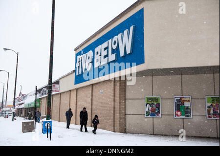 Chicago, Illinois, USA. 2. Januar 2014. Chicagoans trotzen die kalte und schwere Schneefälle wie Winter Sturm Hercules über einen Fuß von Schnee am 2. Januar 2014 verlässt. Bildnachweis: Max Herman / Alamy Live News Stockfoto