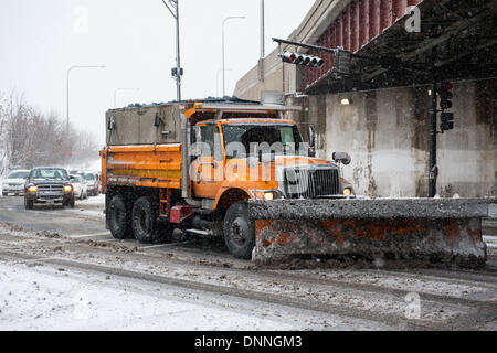 Chicago, Illinois, USA. 2. Januar 2014. Ein Schneepflug löscht die Straßen auf der North Side von Chicago als 2. Januar 2014 Winter Sturm Hercules über einen Fuß des Schneefalls aufgedrückt. Bildnachweis: Max Herman / Alamy Live News Stockfoto