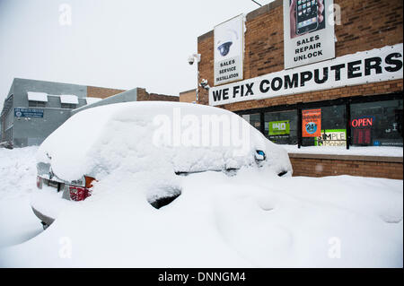 Chicago, Illinois, USA. 2. Januar 2014. Ein Auto ist im Schnee hinterlassen von Winter Sturm Hercules in Chicago am 2. Januar 2014 vollständig bedeckt. Bildnachweis: Max Herman / Alamy Live News Stockfoto