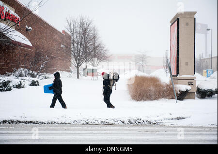 Chicago, Illinois, USA. 2. Januar 2014. Eine Familie geht durch Winter Sturm Hercules, die 2. Januar 2014 über einen Fuß des Schneefalls in Chicago aufgedrückt. Bildnachweis: Max Herman / Alamy Live News Stockfoto