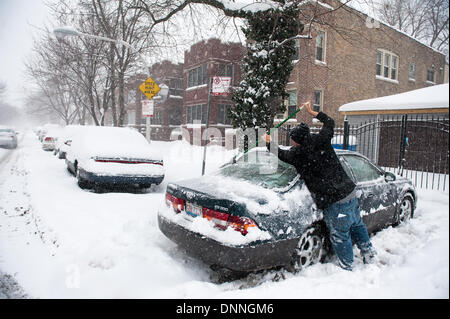 Chicago, Illinois, USA. 2. Januar 2014. Ein Mann nimmt Schnee aus seinem Auto als Winter Sturm Hercules über einen Fuß des Schneefalls in Chicago am 2. Januar 2014 geht. Bildnachweis: Max Herman / Alamy Live News Stockfoto