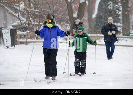 Chicago, Illinois, USA. 2. Januar 2014. Besucher besichtigen Lincoln Park Zoo auf Langlaufskiern. Ein Seeeffekt-Sturm vor Lake Michigan gedumpten einigen Zoll lockeres Pulver auf dem Gelände. Bildnachweis: Todd Bannor/Alamy Live-Nachrichten Stockfoto