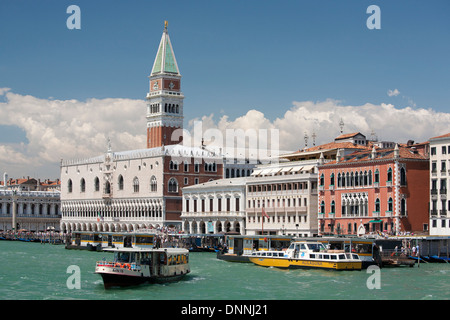 der Dogenpalast (Palazzo Ducale) und Markusplatz Glockenturm (Campanile di San Marco) in Venedig, Veneto, Italien Stockfoto