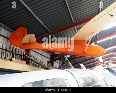 F-CAXX ist ein französisches Leichtflugzeug Arsenal SA.103 Emouchet (26). Dieses Flugzeug wird während des Fluges gefangen genommen und zeigt sein kompaktes Design und leichte Flugzeugeigenschaften, die häufig für Freizeit- und Leichttransporte verwendet werden. Stockfoto