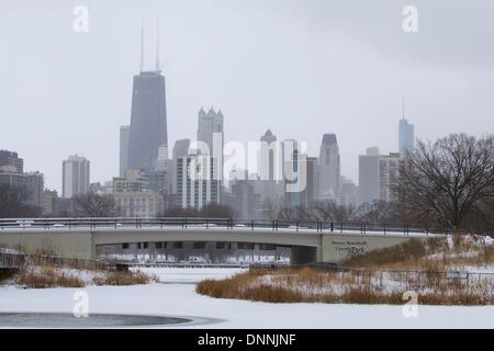 Chicago, Illinois, USA. 2. Januar 2014. Die verschneiten Süden Lagune und Natur Boardwalk, Innenstadt von Chicago im Hintergrund. Ein Seeeffekt-Sturm vor Lake Michigan gedumpten einigen Zoll lockeres Pulver auf dem Gelände. Bildnachweis: Todd Bannor/Alamy Live-Nachrichten Stockfoto