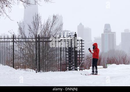 Chicago, Illinois, USA. 2. Januar 2014. Ein Langläufer hält während einer Tournee durch den Lincoln Park. Ein Seeeffekt-Sturm vor Lake Michigan gedumpten einigen Zoll lockeres Pulver auf dem Gelände. Bildnachweis: Todd Bannor/Alamy Live-Nachrichten Stockfoto