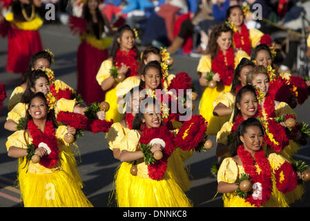 Pasadena, Kalifornien, USA. 1. Januar 2014. Mitglieder der Hawaii alle staatlichen Marching Band Na Koa Ali'i ausführen in der 125. Rose Parade in Pasadena, Kalifornien, Mittwoch, 1. Januar 2014. ARMANDO ARORIZO. Bildnachweis: Armando Arorizo/Prensa Internacional/ZUMAPRESS.com/Alamy Live-Nachrichten Stockfoto