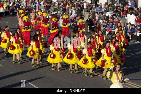 Pasadena, Kalifornien, USA. 1. Januar 2014. Mitglieder der Hawaii alle staatlichen Marching Band Na Koa Ali'i ausführen in der 125. Rose Parade in Pasadena, Kalifornien, Mittwoch, 1. Januar 2014. ARMANDO ARORIZO. Bildnachweis: Armando Arorizo/Prensa Internacional/ZUMAPRESS.com/Alamy Live-Nachrichten Stockfoto