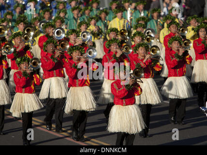 Pasadena, Kalifornien, USA. 1. Januar 2014. Mitglieder der Hawaii alle staatlichen Marching Band Na Koa Ali'i ausführen in der 125. Rose Parade in Pasadena, Kalifornien, Mittwoch, 1. Januar 2014. ARMANDO ARORIZO. Bildnachweis: Armando Arorizo/Prensa Internacional/ZUMAPRESS.com/Alamy Live-Nachrichten Stockfoto