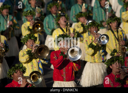 Pasadena, Kalifornien, USA. 1. Januar 2014. Mitglieder der Hawaii alle staatlichen Marching Band Na Koa Ali'i ausführen in der 125. Rose Parade in Pasadena, Kalifornien, Mittwoch, 1. Januar 2014. ARMANDO ARORIZO. Bildnachweis: Armando Arorizo/Prensa Internacional/ZUMAPRESS.com/Alamy Live-Nachrichten Stockfoto