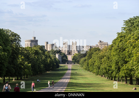 Windsor Castle: der berühmte Blick entlang The Long Walk, Windsor, Berkshire, England im Sommer Stockfoto
