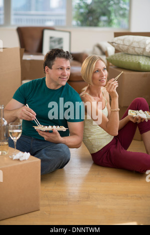 Paar Sushi-Essen im neuen Zuhause Stockfoto