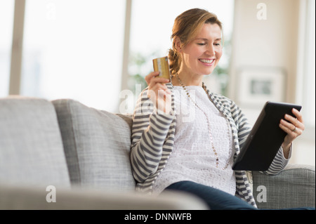 Frau mit TabletPC und Kreditkarte Stockfoto