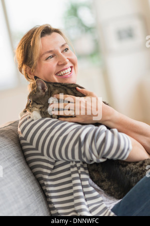 Porträt der Frau halten Katze Stockfoto
