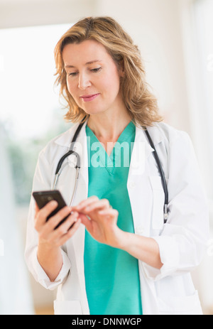 Ärztin mit Telefon Stockfoto
