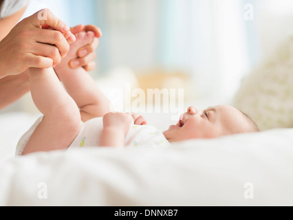 Mutter mit Baby (2-5 Monate) spielen Stockfoto