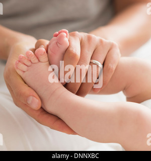 Mutter mit Baby junge ist (2-5 Monate) Füße Stockfoto