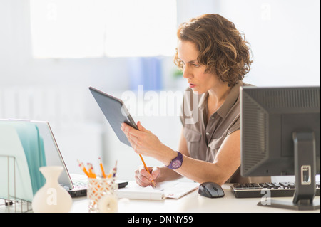 Business-Frau mit digital Tablet, Laptop und computer Stockfoto