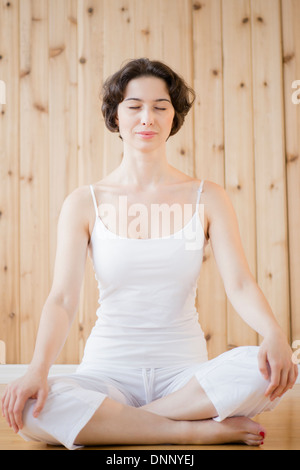 Frau im Spa zu meditieren