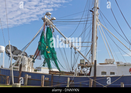 Eine kommerzielle Fischkutter mit grünen Netzen Stockfoto